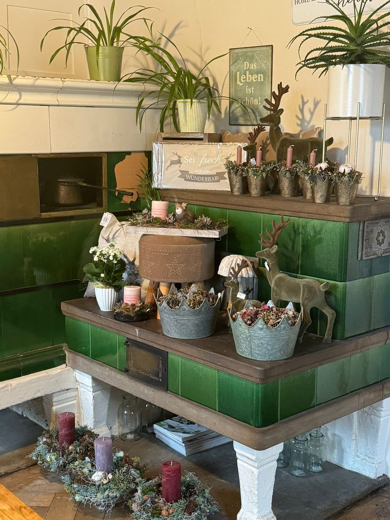 Zahlreiche Gestecke und frische Schnittblumen