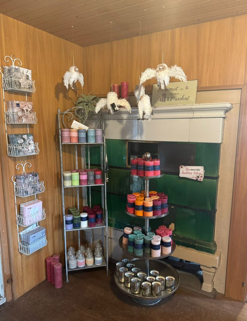 Kerzen und kleine Geschenke