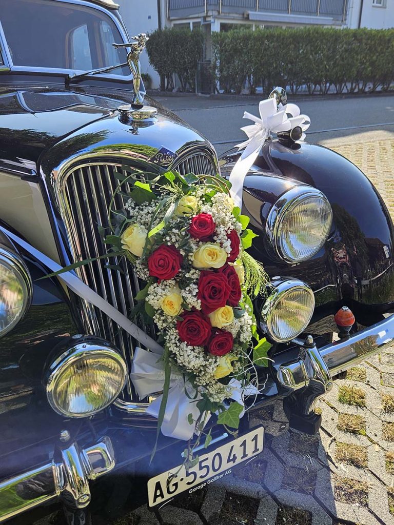 Schlichter Blumenschmuck für Oldtimer-Auto
