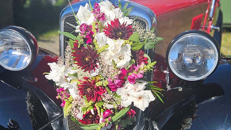 autoschmuck blumen Bllumendekorationen für das Hochzeitsauto