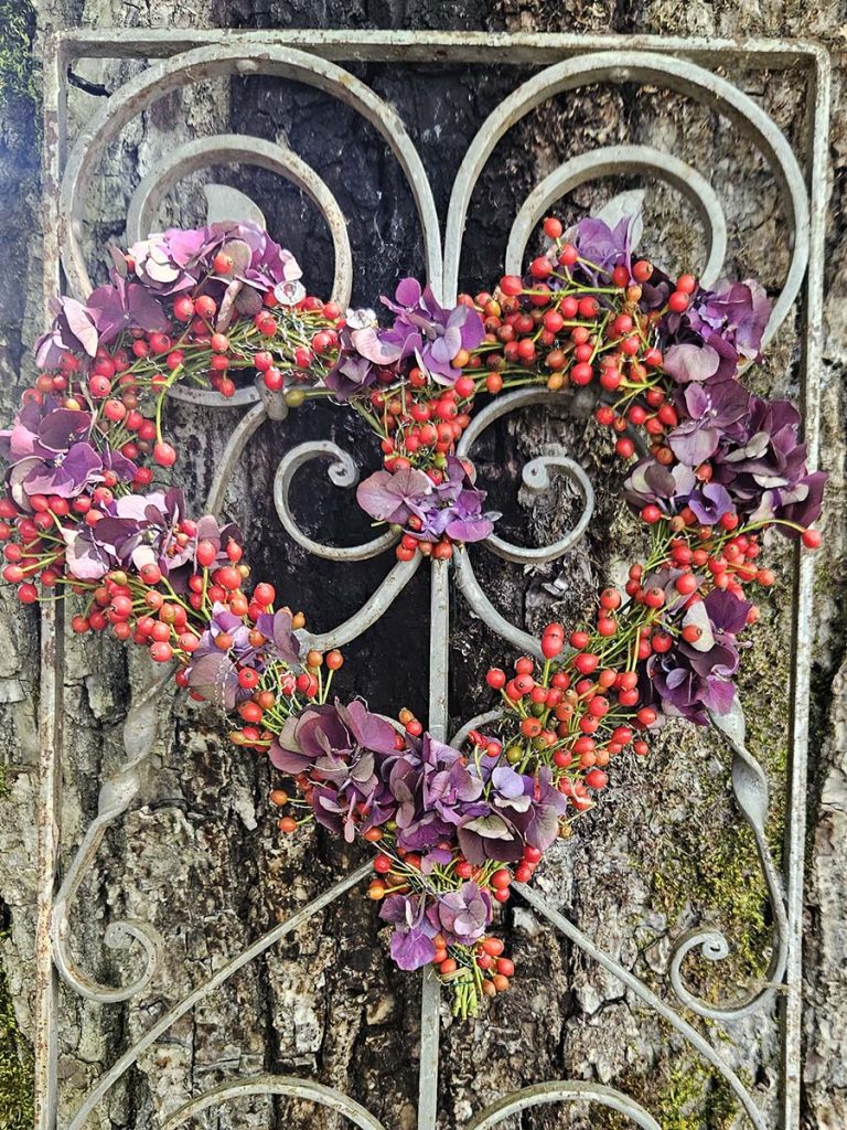 Blumenherz als provisorischer Grabschmuck