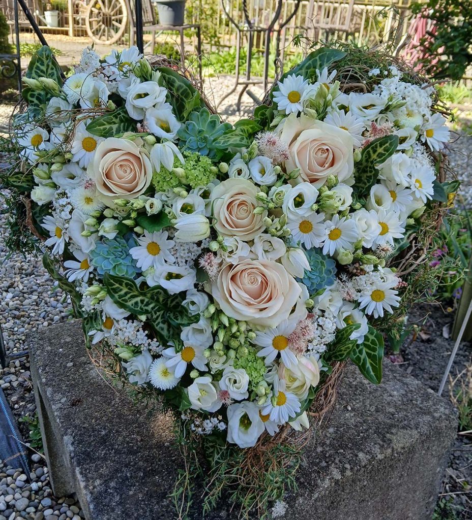 Blumenherz mit Wiesenblumen