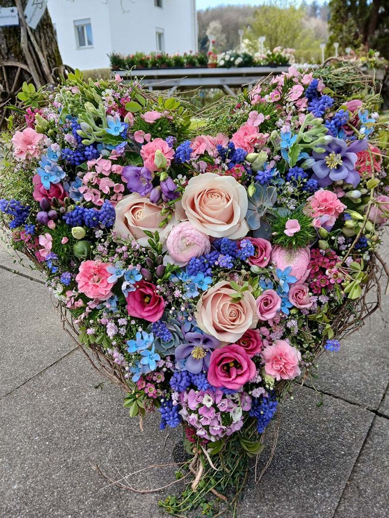 Blumenherz mit Frühlingsblumen