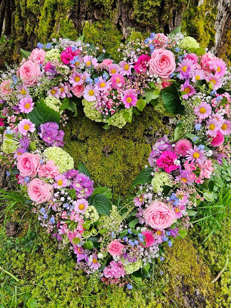 Urnenherz mit pinken Rosen