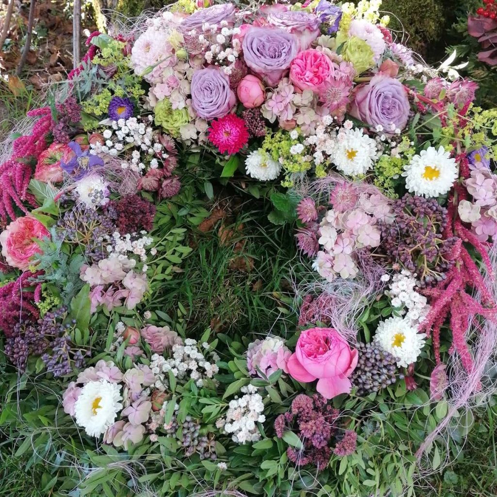 Spezieller Blumenkranz mit Ocean Blue Rosen