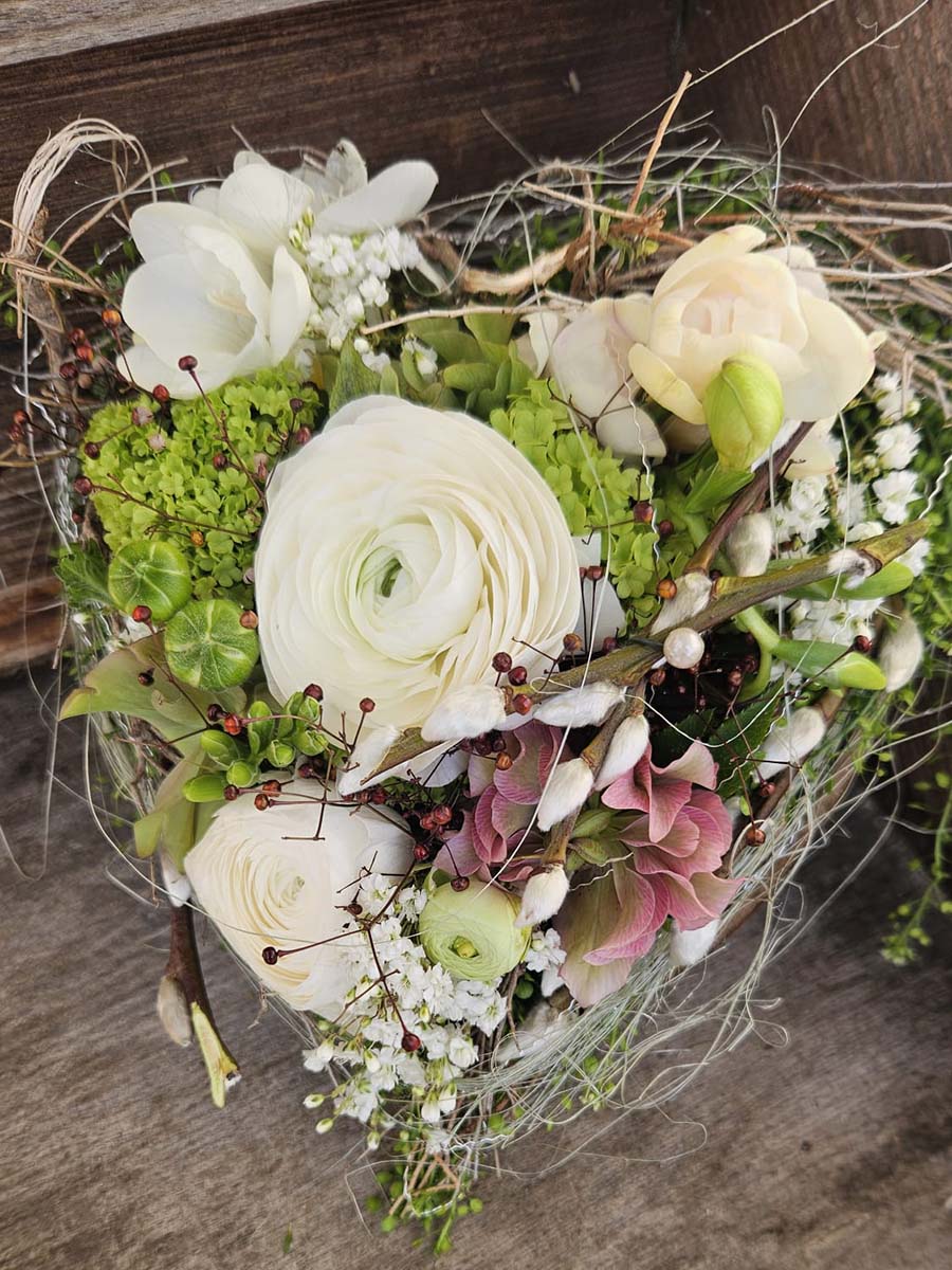 blumenschmuck hochzeit Blumenschmuck und Dekorationen für die Hochzeit zu vernünftigen Kosten