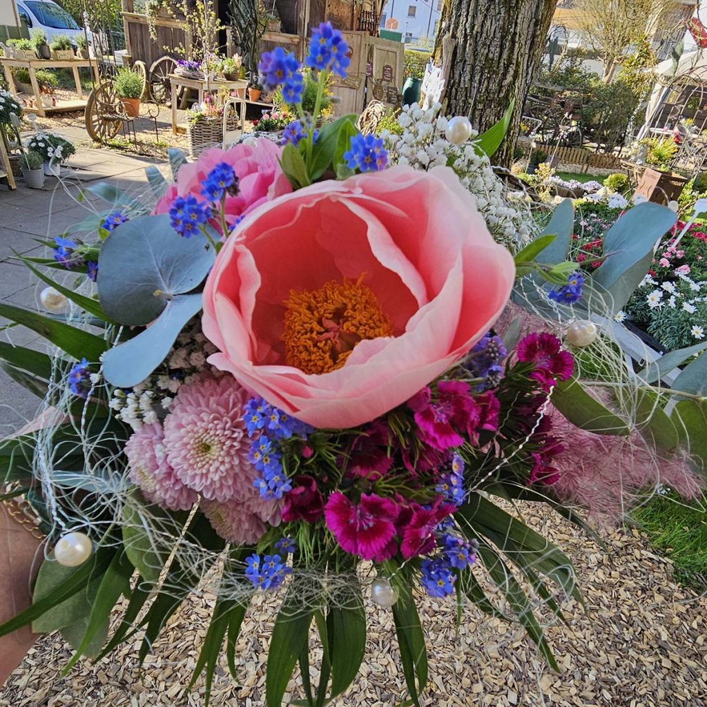 Moderner Zivilstrauss für Standesamt mit Pfingstrosen