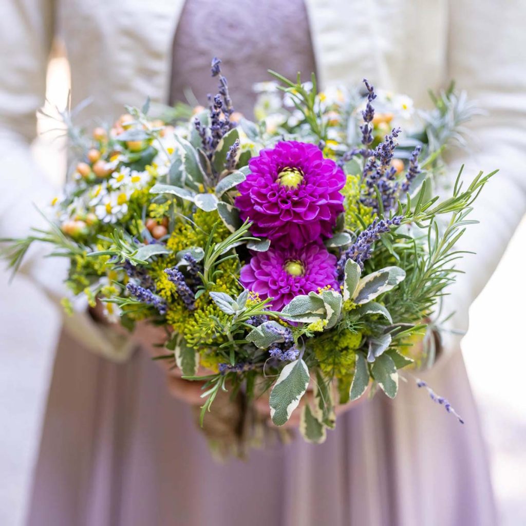 Brautstrauss mit Wiesenblumen - Rosmarin und Lavendel für Glück