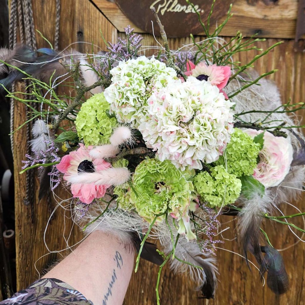Augeflippter Boho Brautstrauss mit Ranunkeln und Anemonen