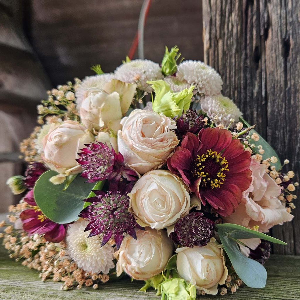 Moderner Brautstrauss mit Polyantha-Rosen und Schleierkraut