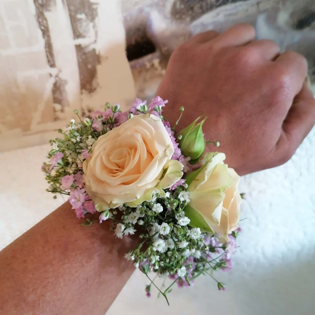 Blumen-Armschmuck für die Braut Polyantha-Rosen