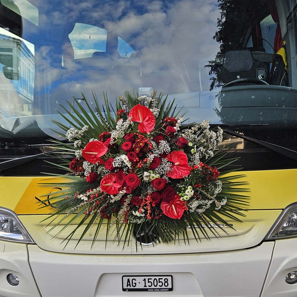 Mit Blumen geschmückter Car für die Hochzeitsgesellschaft