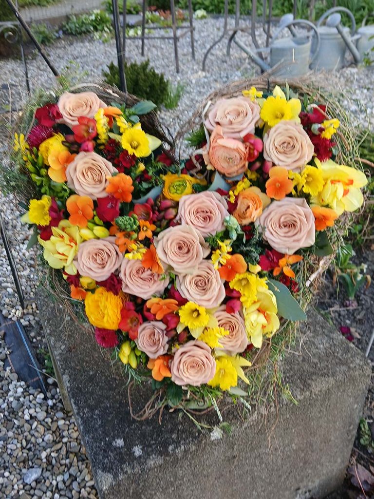 Kleines Blumenherz auf Grabstein