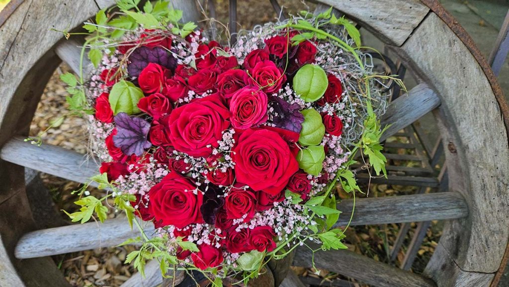 Kleines Rosenherz als Grabschmuck