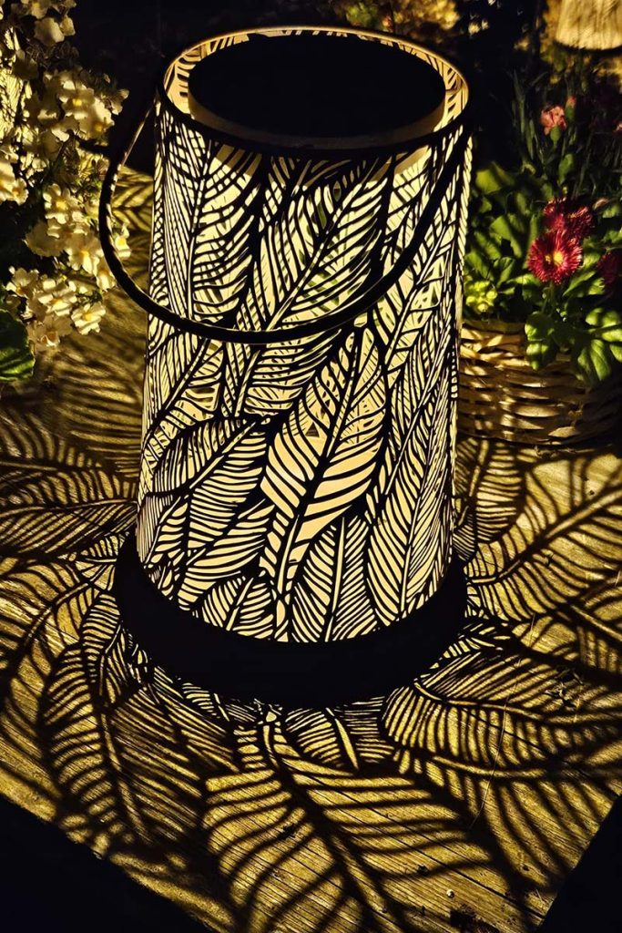 Solarlampe mit Blätter-Motiv