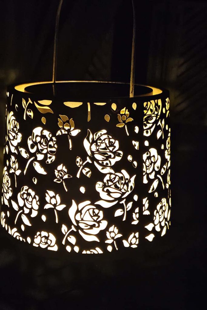 Die Solarlampen kann man hinstellen oder aufhängen