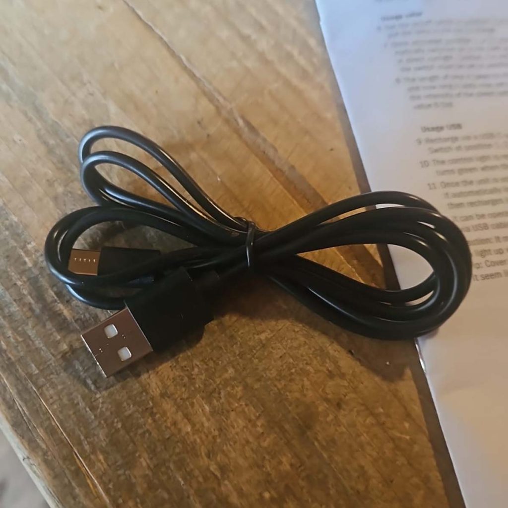 Solarlampe kann mit USB-Kabel aufgeladen werden