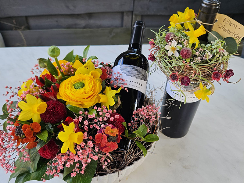 Quinta de Quercus BIO Uclés DO 800x600 Blumen und Wein Geschenk mit Quinta de Quercus BIO Uclés DO in floralem Arrangement