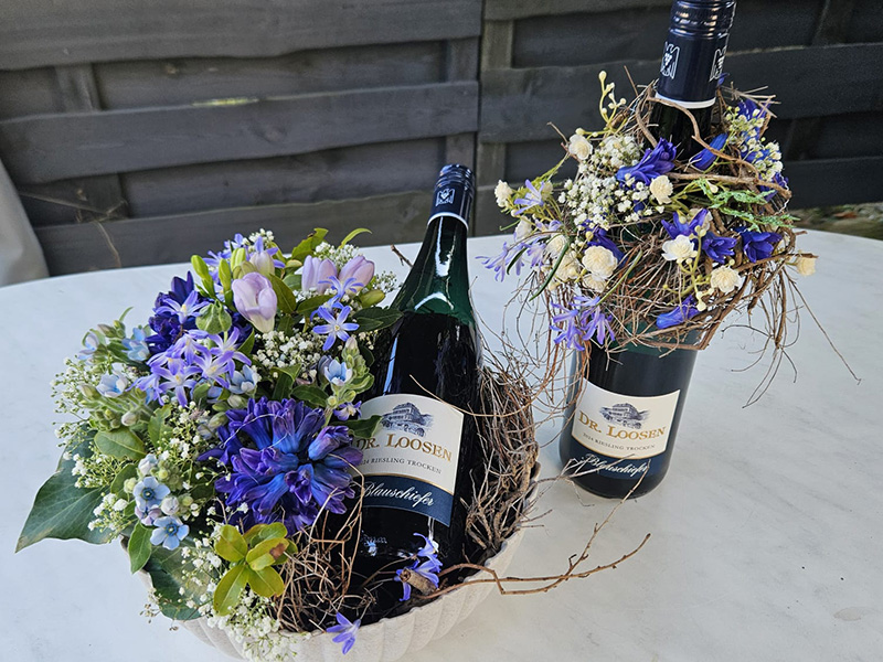Riesling Blauschiefer trocken Dr Loosen 800x600 Blumen und Wein Geschenk mit Riesling Blauschiefer trocken von Dr. Loosen in floralem Arrangement