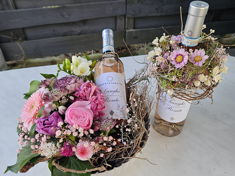 Rosato Langhe DOC 800x600 Blumen und Wein Geschenk mit Rosato Langhe DOC in floralem Arrangement
