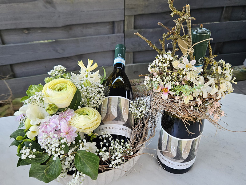 SREJ Langhe Doc Arneis 800x600 Blumen und Wein Geschenk mit SREJ Langhe DOC Arneis als eleganter Weisswein in floralem Arrangement