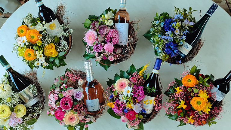 Entdecken Sie die Blumen & Wein Geschenke von Bluemeart in Brittnau